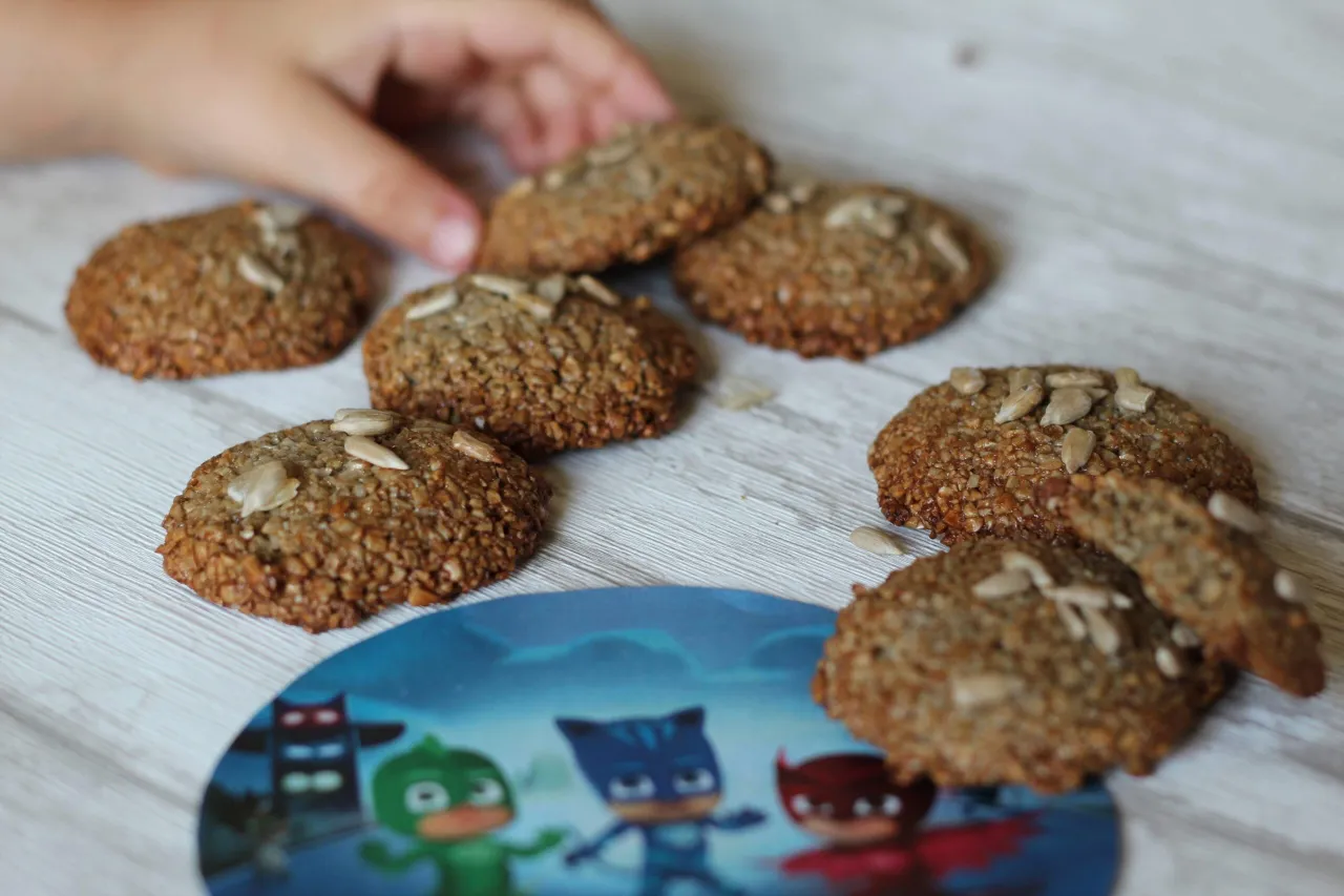 Ciastka z ziarnami słonecznika i sezamu bez pieczenia