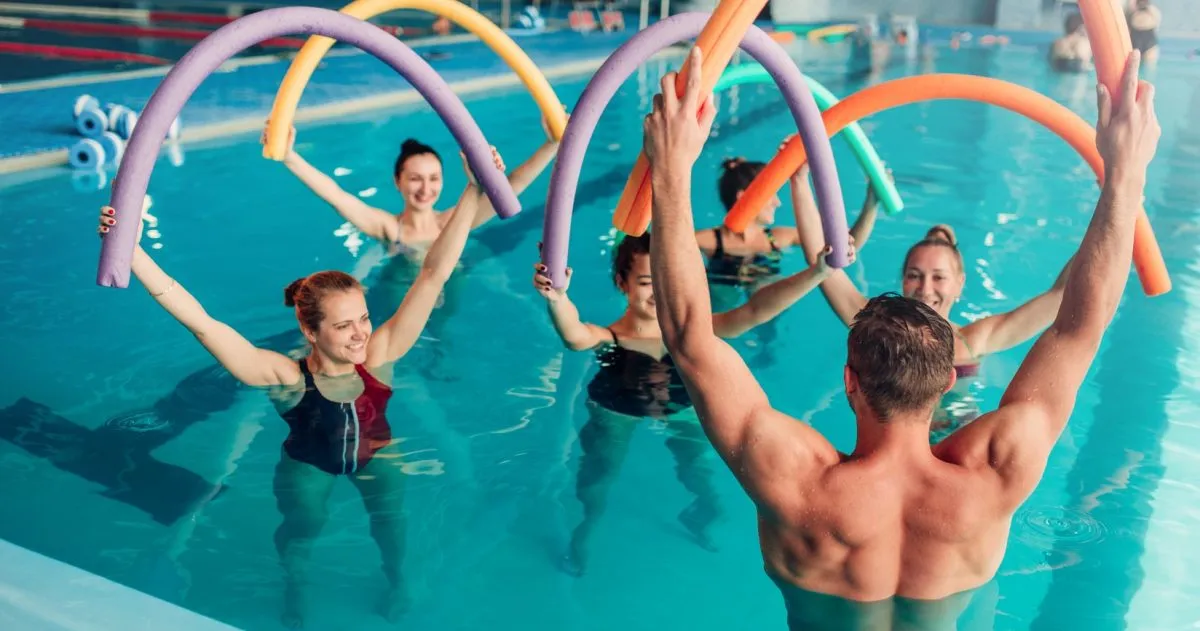 Rodzina ćwicząca razem na siłowni lub basenie