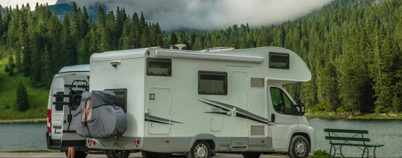 używany kamper w dobrym stanie na tle krajobrazu