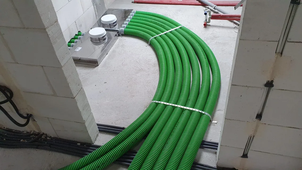 prowadzenie rur rekuperacji w wylewce stropie strychu