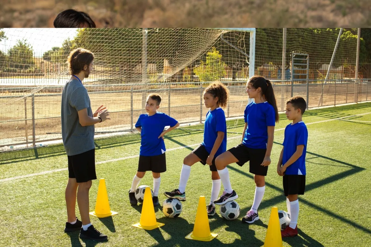 dzieci bawiące się piłką wiek