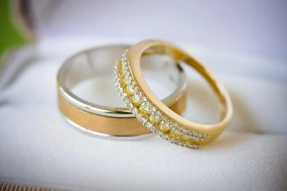 czyszczenie złotej obrączki z diamentem