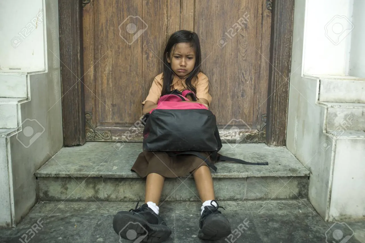 Smutne dziecko z plecakiem szkolnym