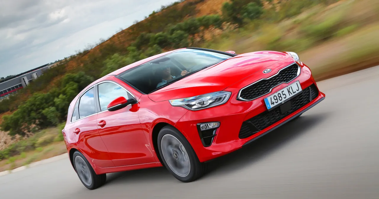 Czerwone Kia Ceed 1.6 CRDi w ruchu. Zastanawiasz się nad pojemnością baku? Ten model oferuje świetne osiągi i zasięg.