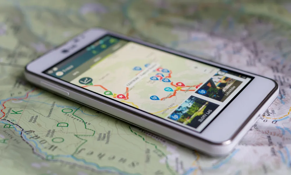 osoba szukająca atrakcji na telefonie z mapą