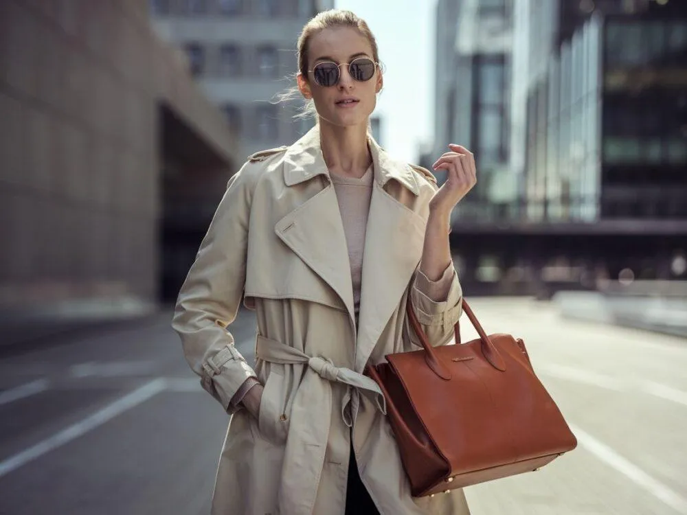 beżowy trencz stylizacje biznesowe cygaretki garnitur