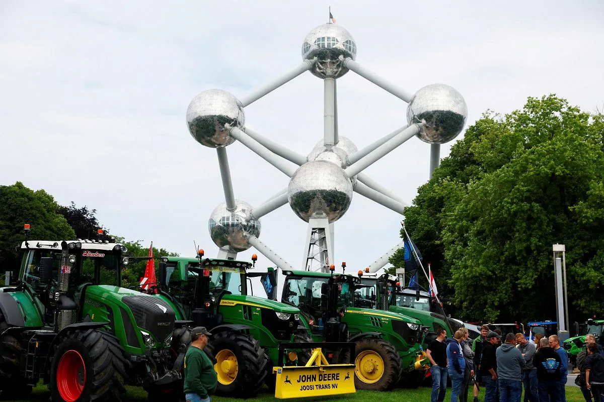 Zielony ład o co chodzi? Ciągniki rolnicze pod Atomium w Brukseli.