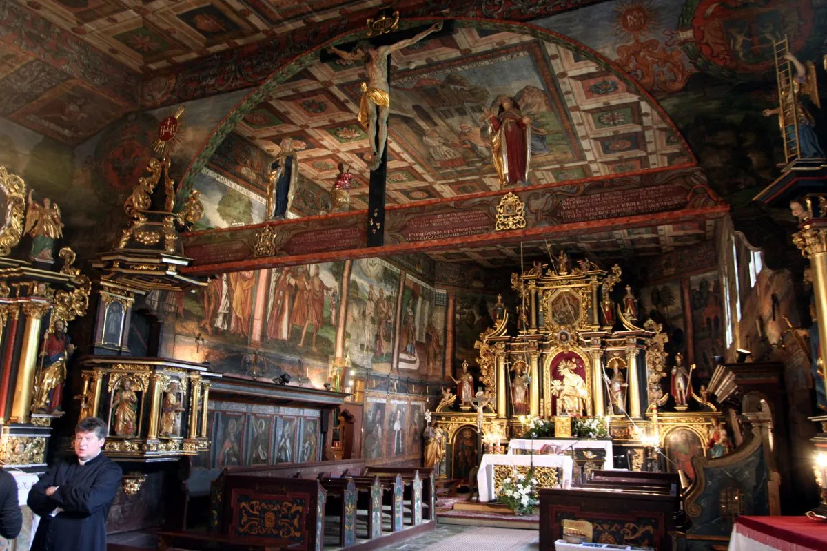 Zabytkowy kości&oacute;ł w Orawce