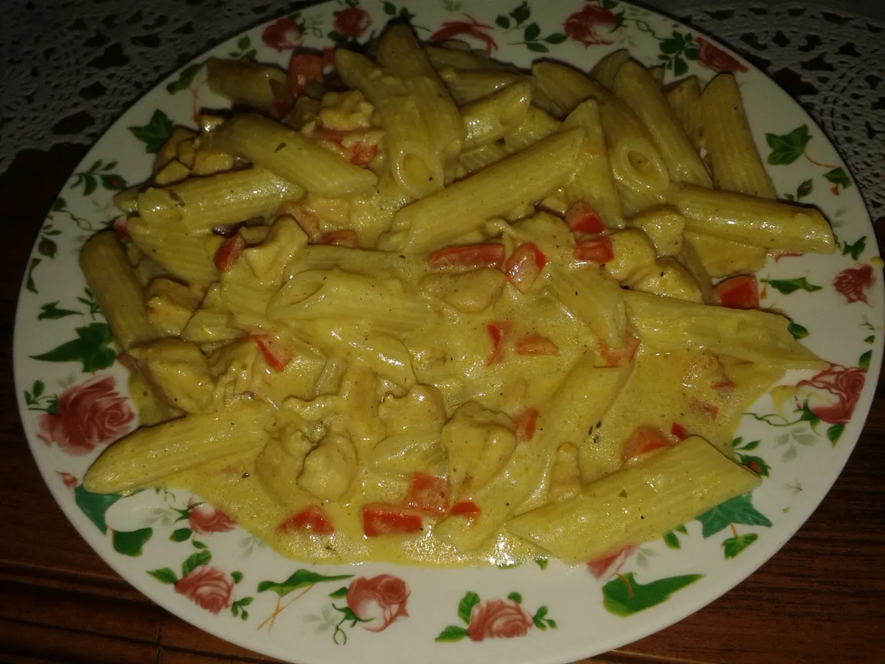 Makaron z sosem curry