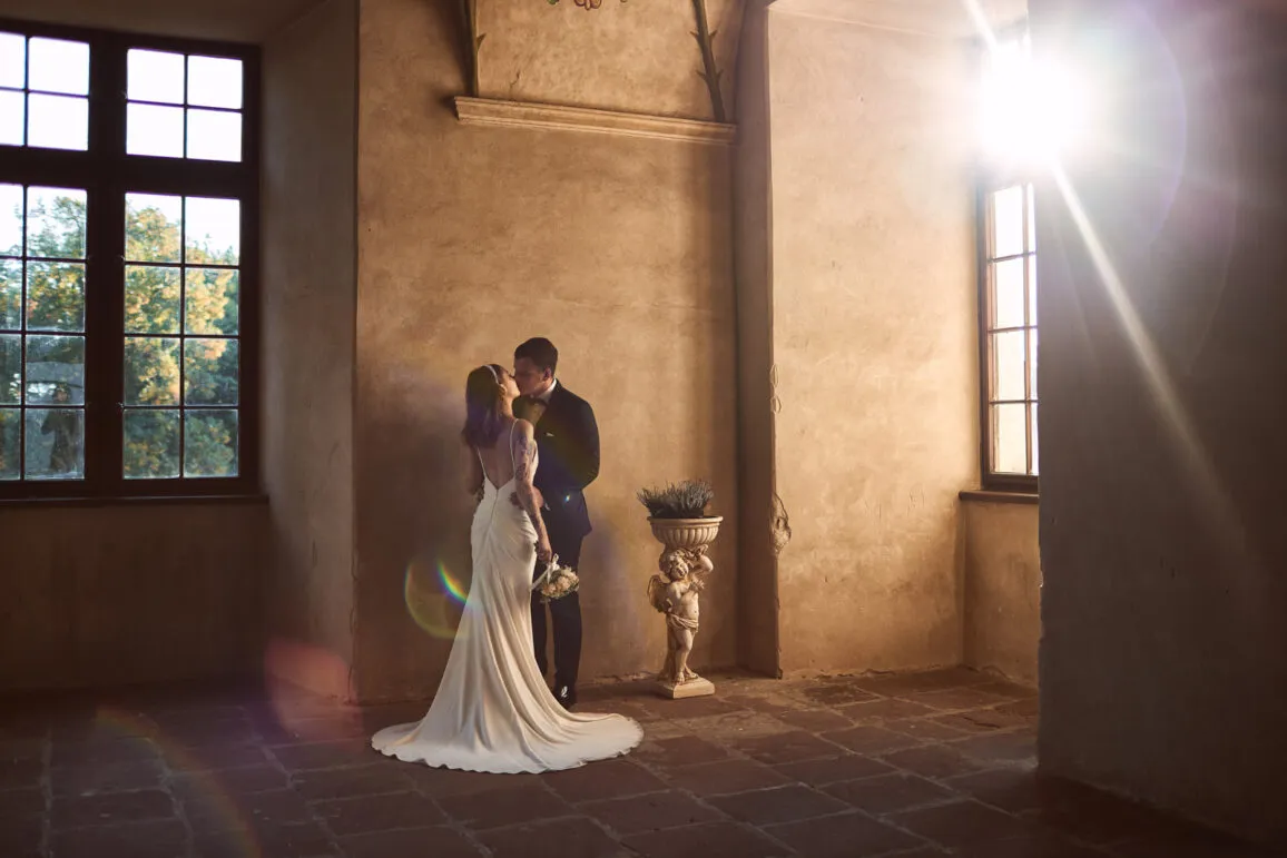 fotograf ślubny z zapasowym sprzętem