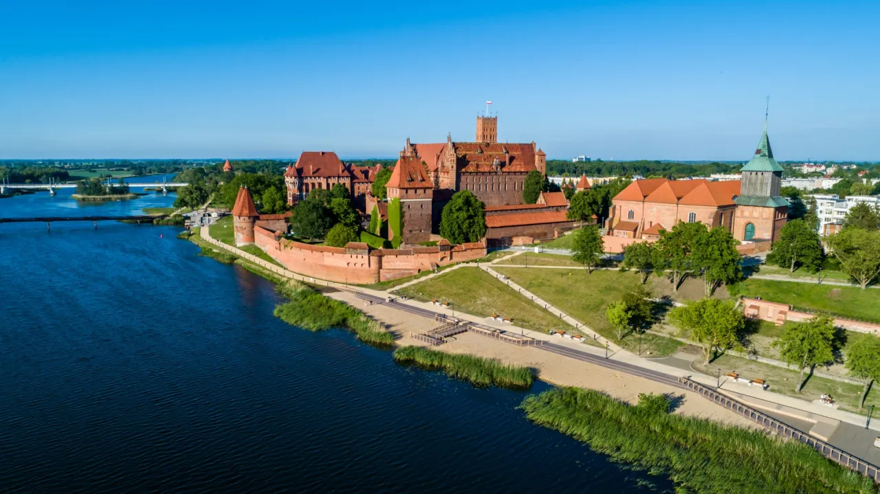 Bulwary nad Nogatem widok na zamek