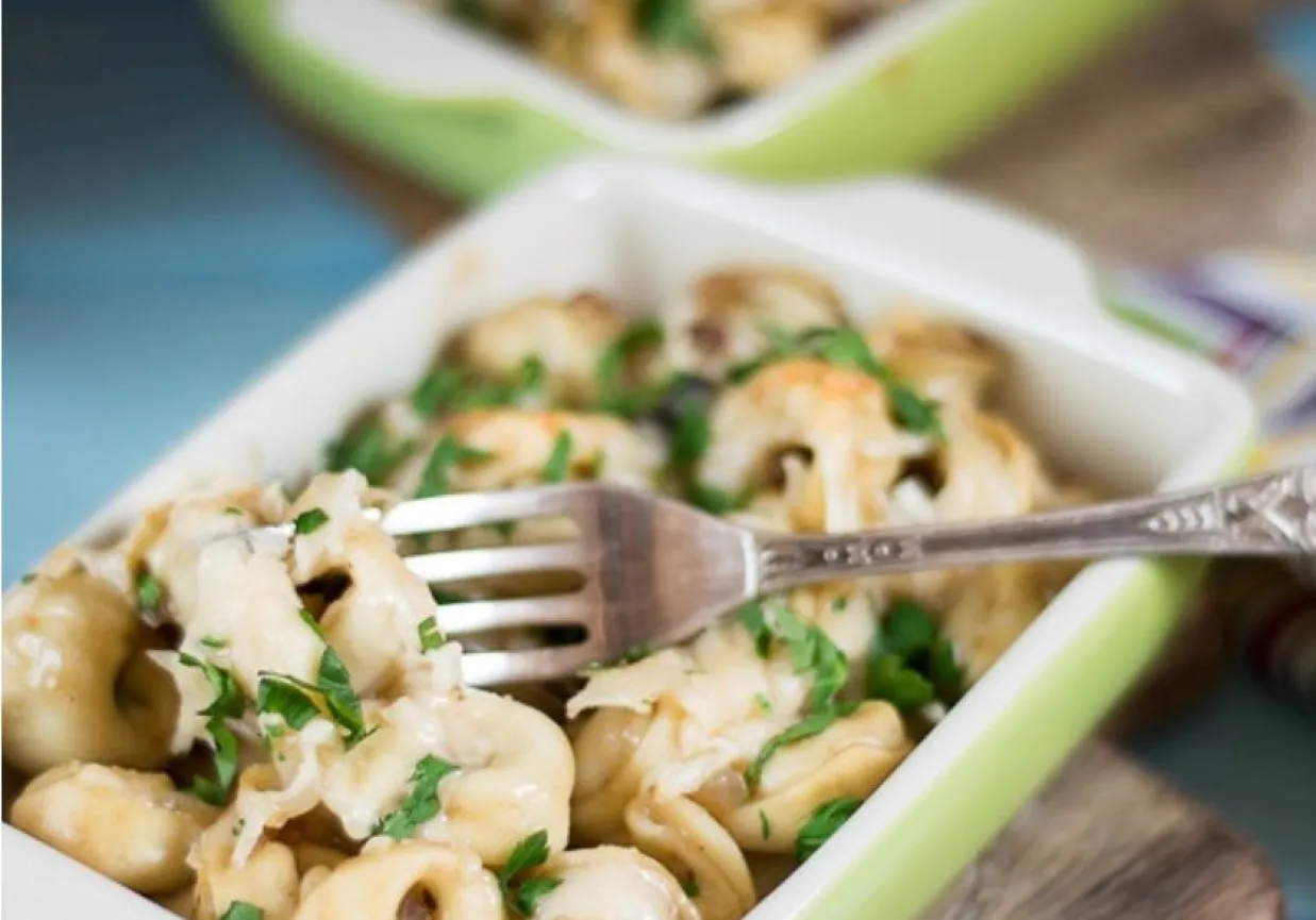 Świeże domowe tortellini na stole