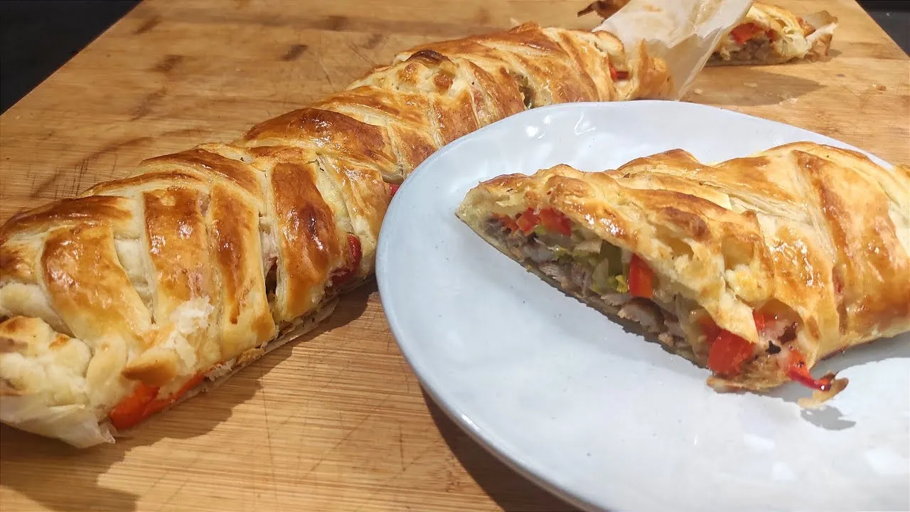 formowanie zapiekanki z ciasta francuskiego warkocz