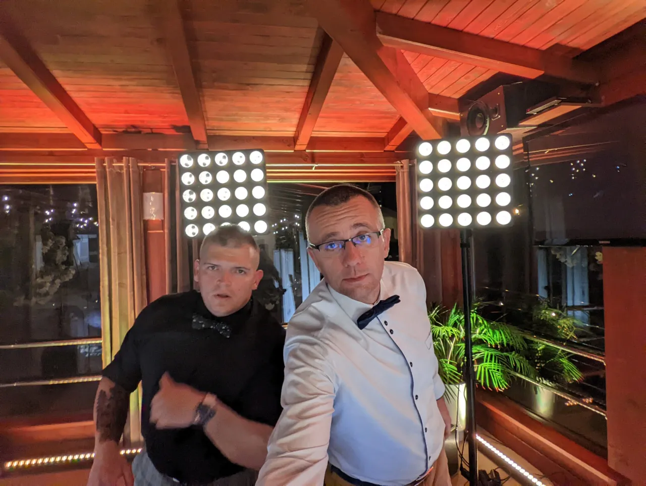 DJ na studniówce z oświetleniem i sprzętem