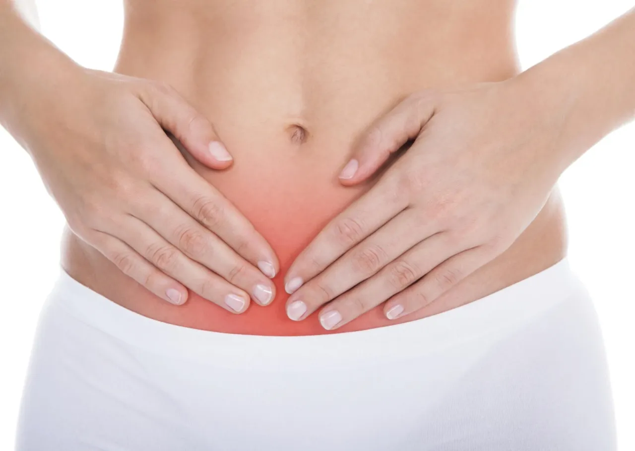 kobieta zaniepokojona, b&oacute;l brzucha, długi okres