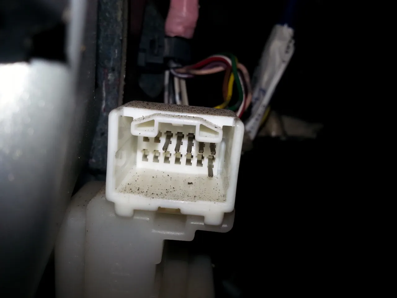 Wtyczka elektryczna w Toyocie Yaris, prawdopodobnie związana ze sterownikiem centralnego zamka.