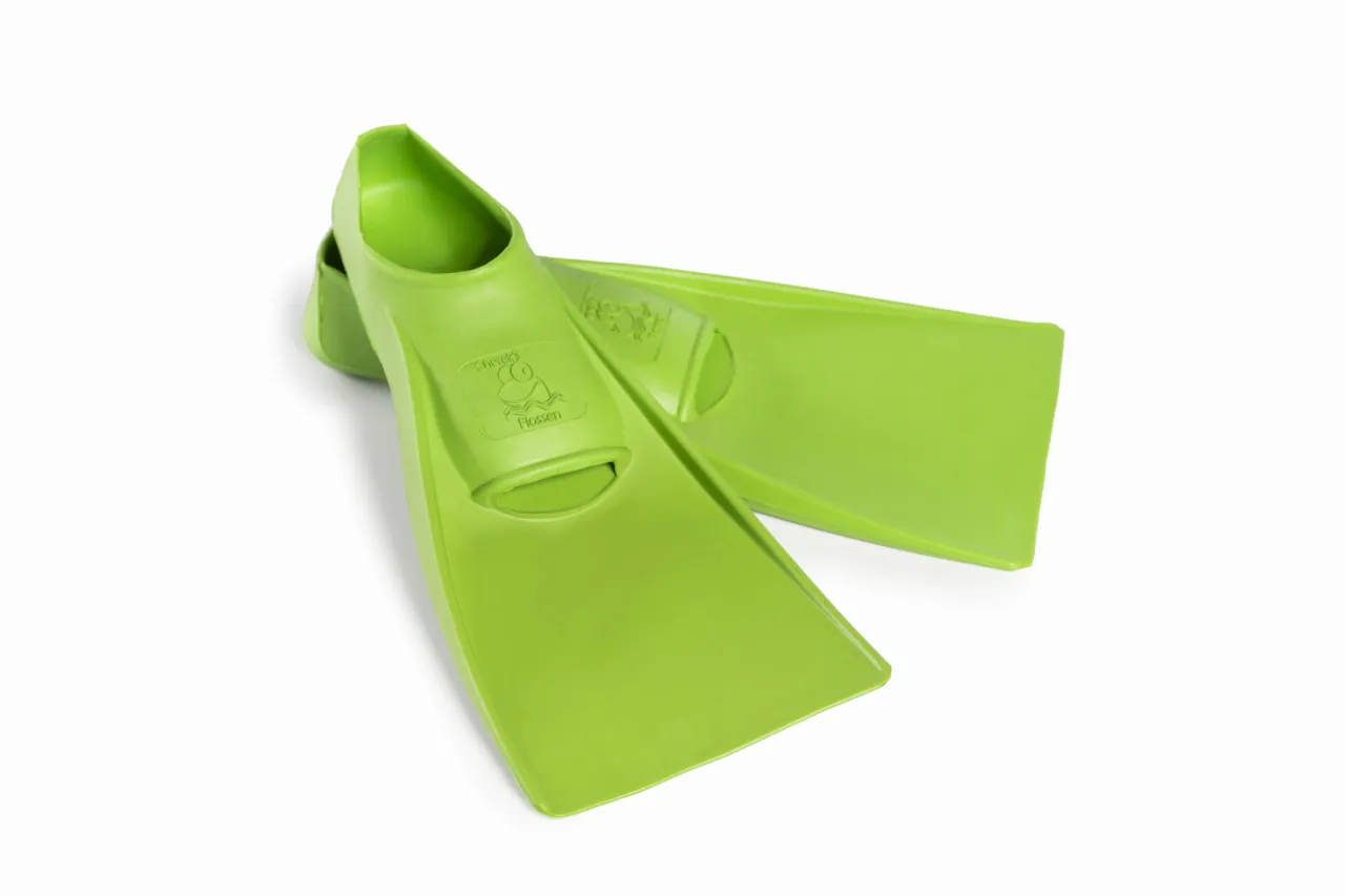 Jasnozielone płetwy do pływania z zabawnym motywem żabki. Idealne do nauki pływania i zabawy w wodzie.