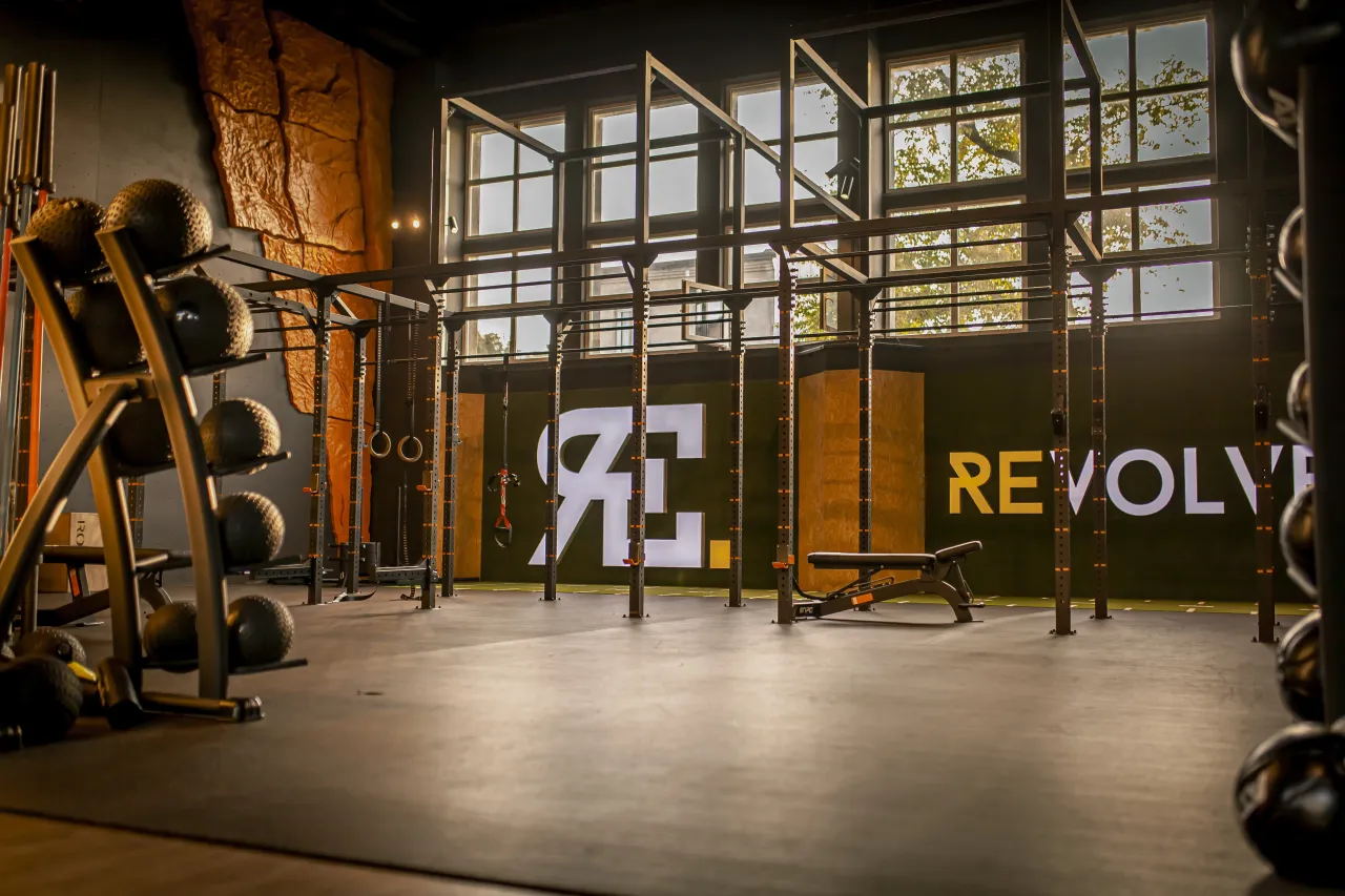 Wnętrze boxu crossfit w Łodzi, ludzie trenujący