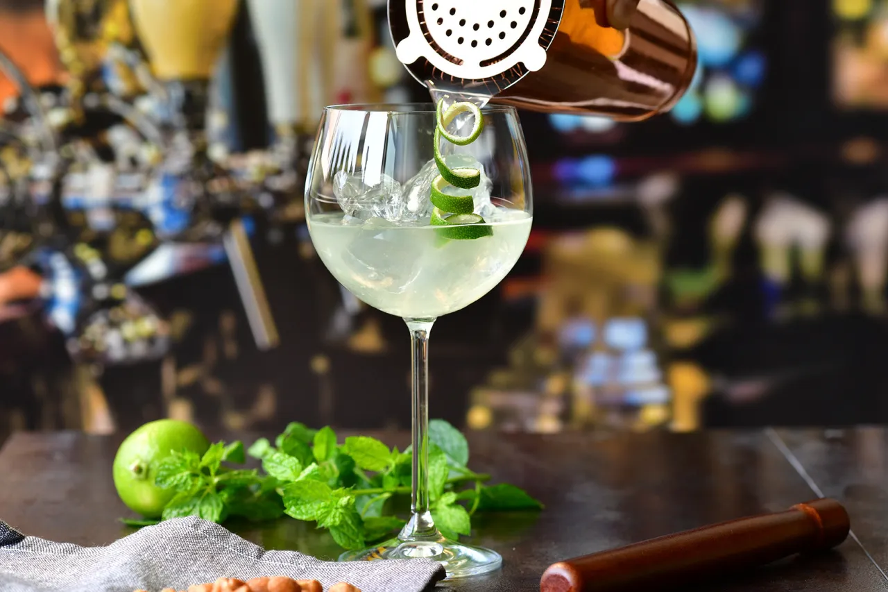 Szkło do drinków z Martini i garnirowanie