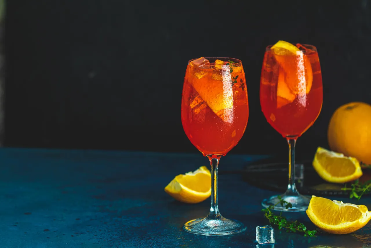 Klasyczny drink Aperol z wódką i pomarańczą