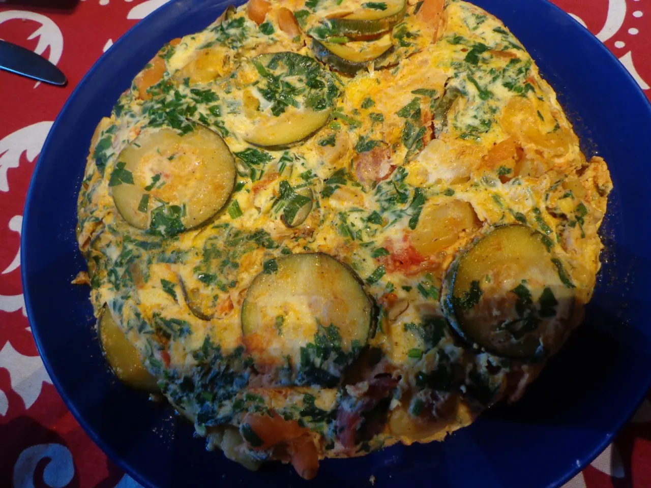 Składniki na zapiekankę ziemniaczaną z patelni