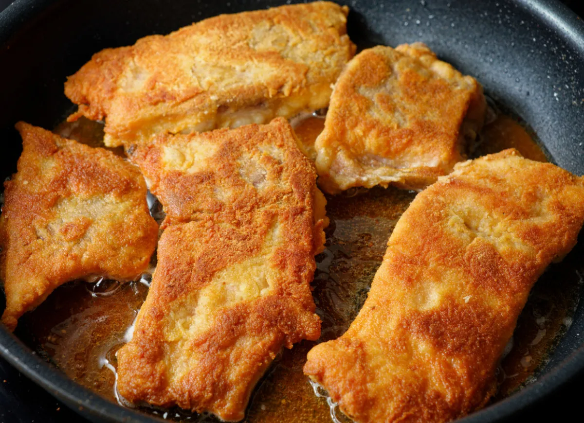 idealnie usmażona ryba na patelni chrupiąca soczysta