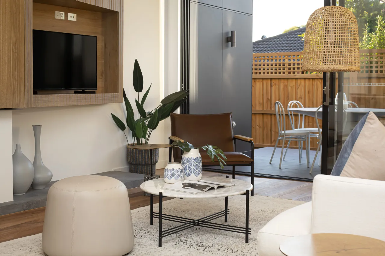 porównanie stołu okrągłego i prostokątnego w małym salonie