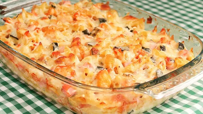 Plato de pasta cremosa con verduras y pasta al horno con verduras gratinada