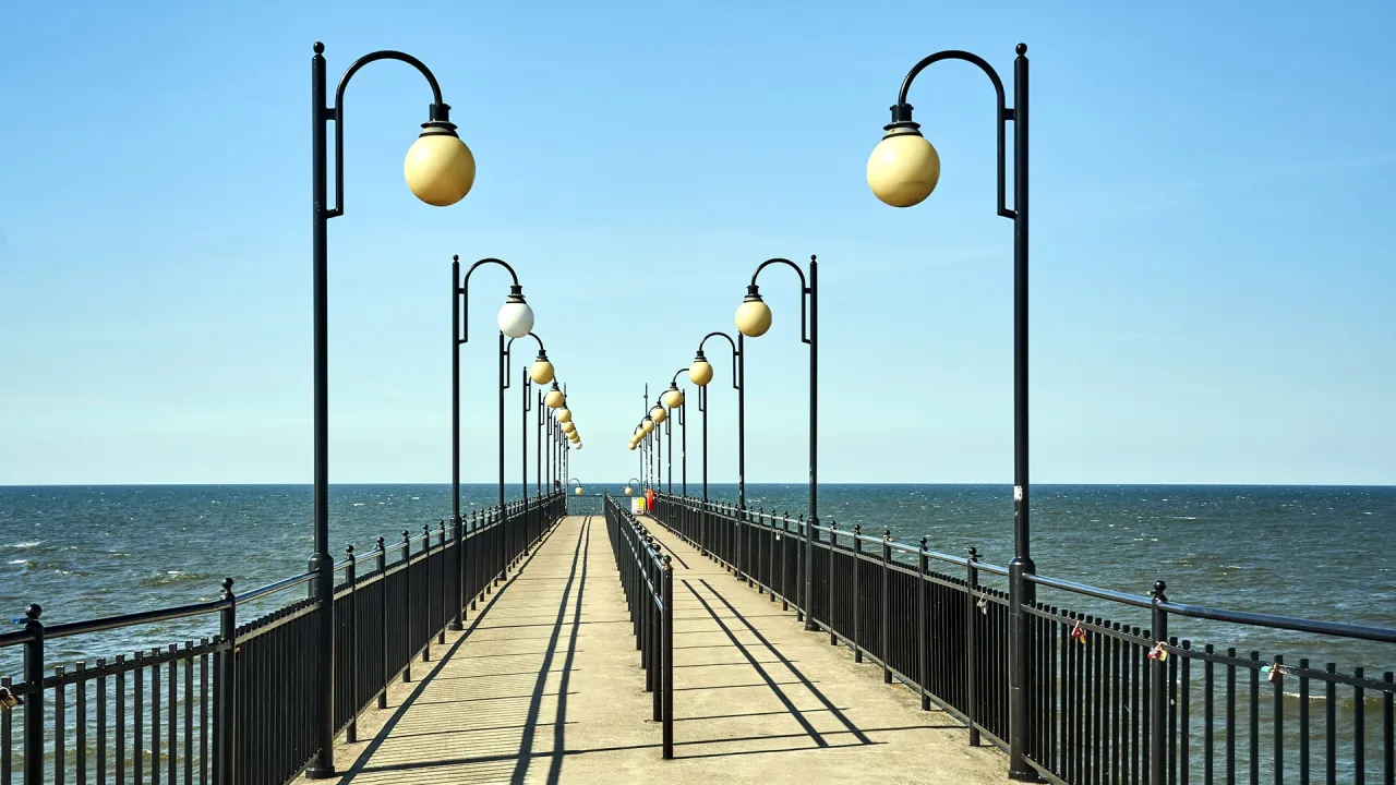 Molo w Międzyzdrojach, idealne miejsce na spacer i podziwianie morza. Zastanawiasz się, co zwiedzić w Międzyzdrojach? To świetny początek!