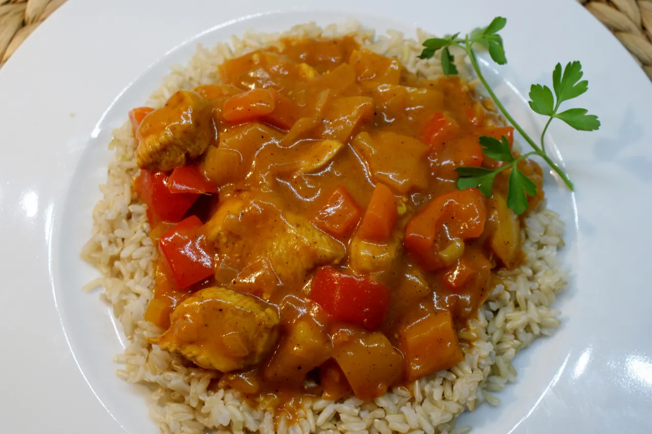 domowy kurczak słodko-kwaśny z ryżem