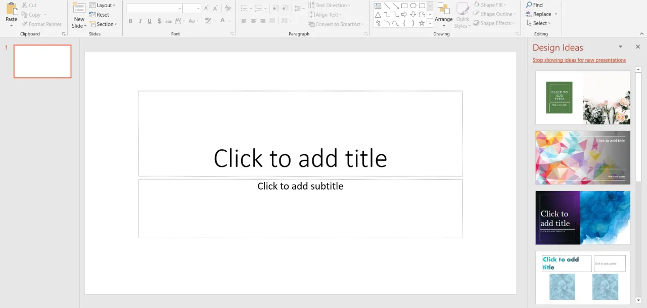 Widok programu PowerPoint z pustym slajdem i sugestiami projektowymi. Dowiedz się, jak pobrać PowerPoint, aby tworzyć własne prezentacje.