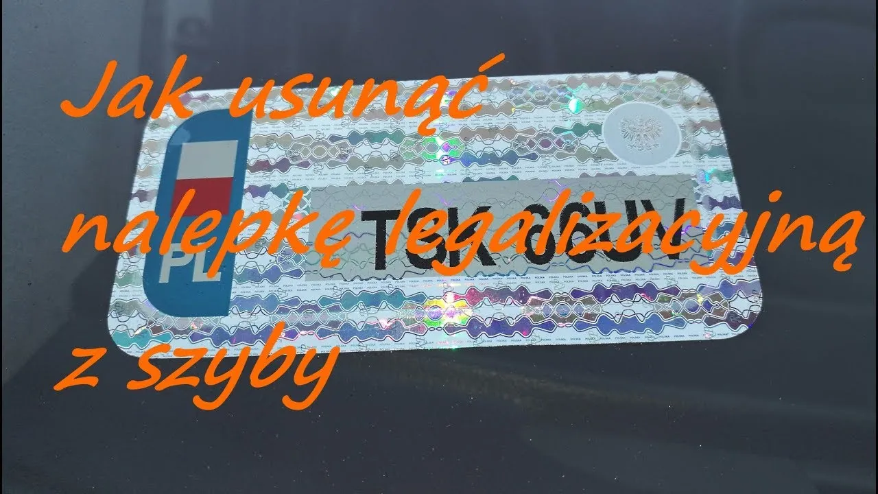 usuwanie naklejki rejestracyjnej z szyby samochodu