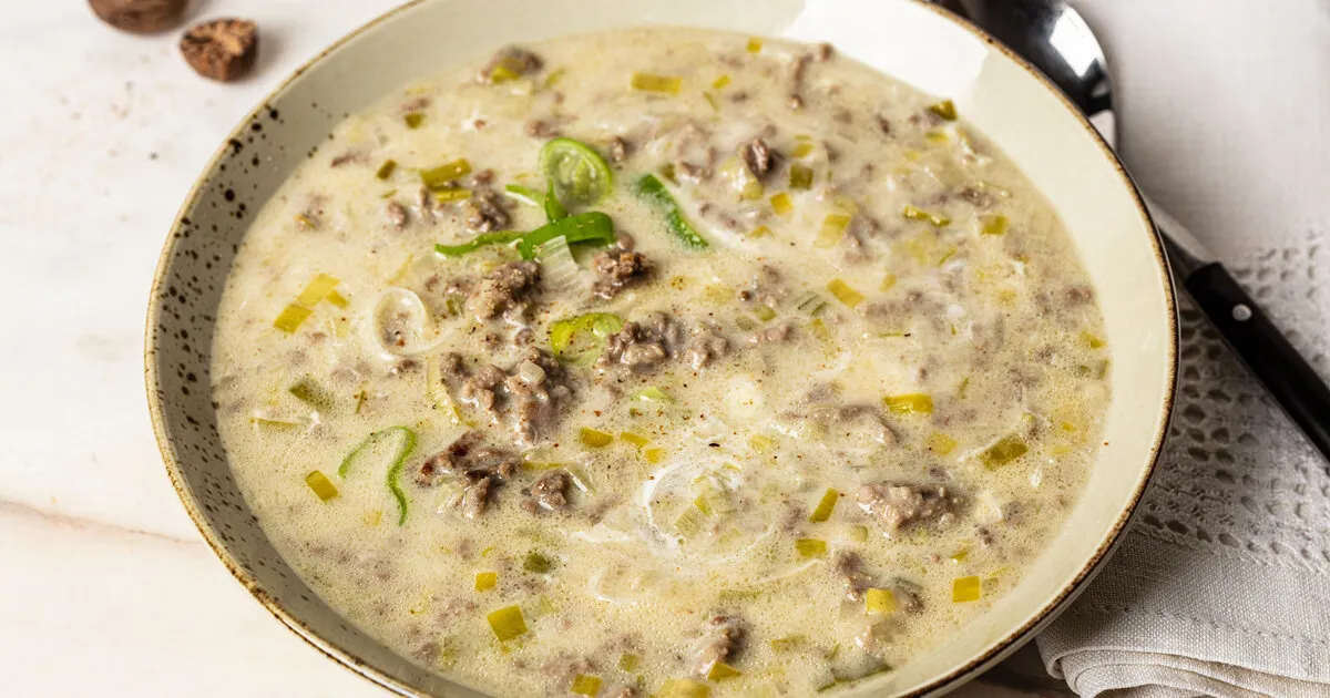 Zutaten f&uuml;r Hackfleisch Lauch Suppe auf einem K&uuml;chentisch