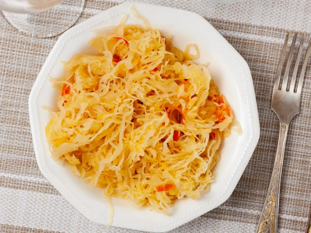 Zdjęcie Co do surówki z kapusty kiszonej? Sprawdź najlepsze dodatki i przepisy