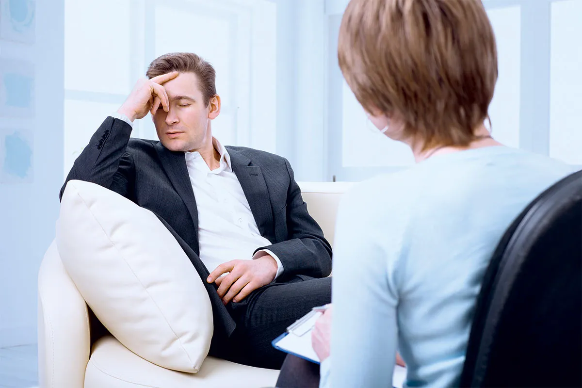 lekarz rozmawia z pacjentem o lekach i alkoholu