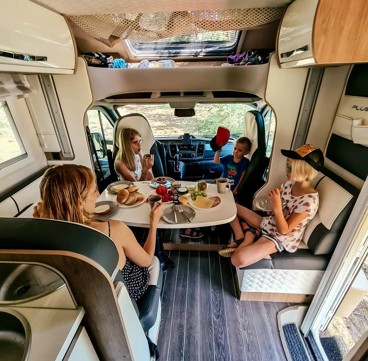 rodzina w kamperze wakacje