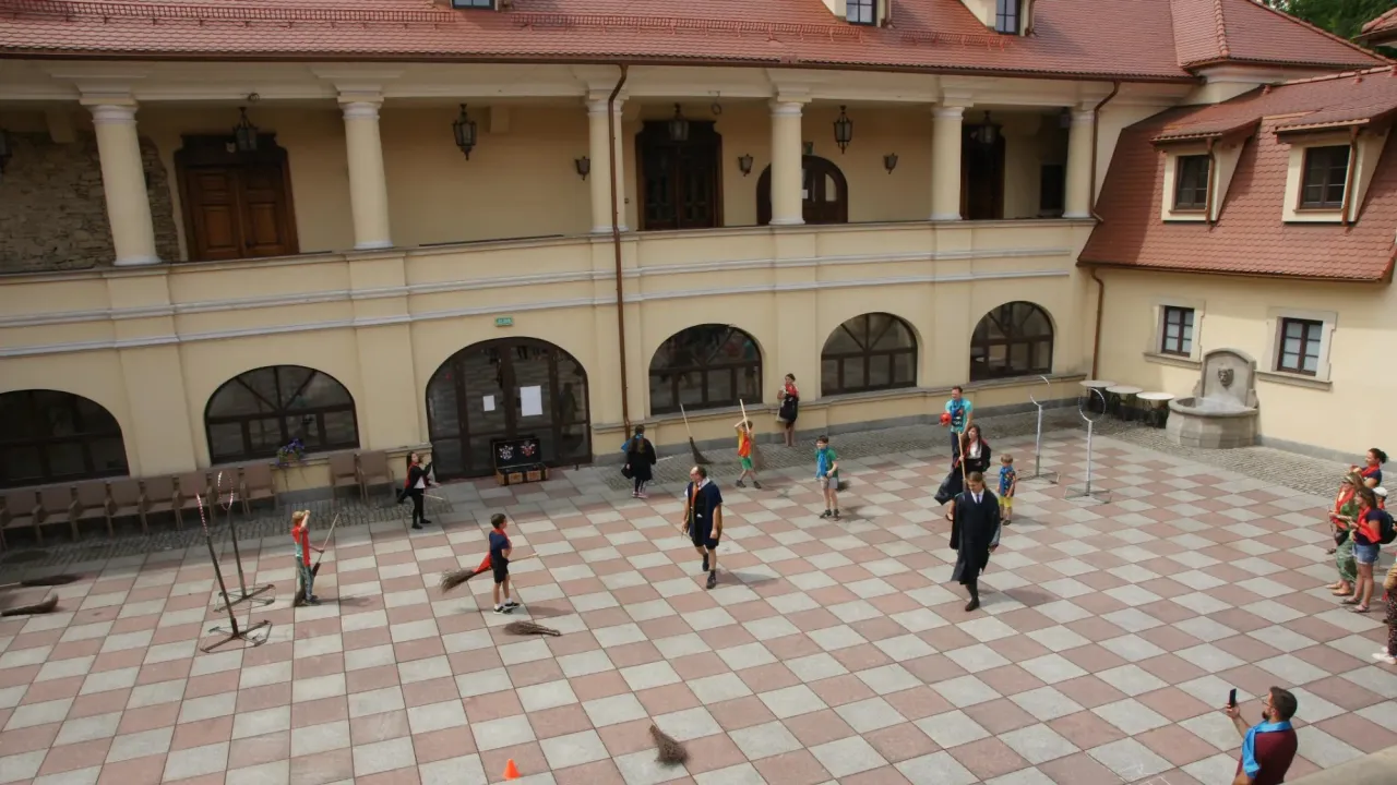 Zamek Tarnowice Stare dziedziniec zwiedzanie