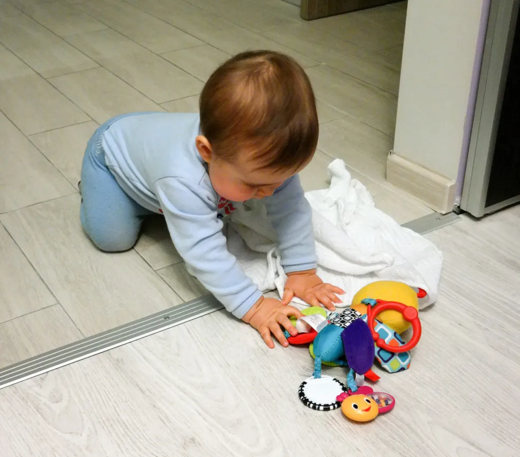 rodzic bawiący się z niemowlęciem w a kuku