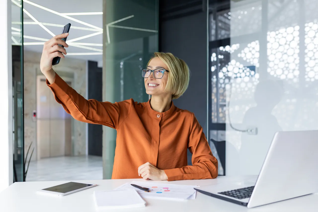 setup do zdjęć biznesowych w domu smartfon