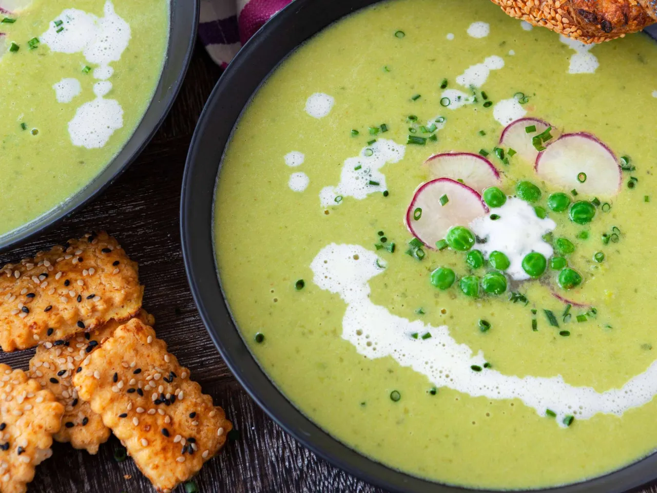 Erbsencremesuppe mit verschiedenen Toppings