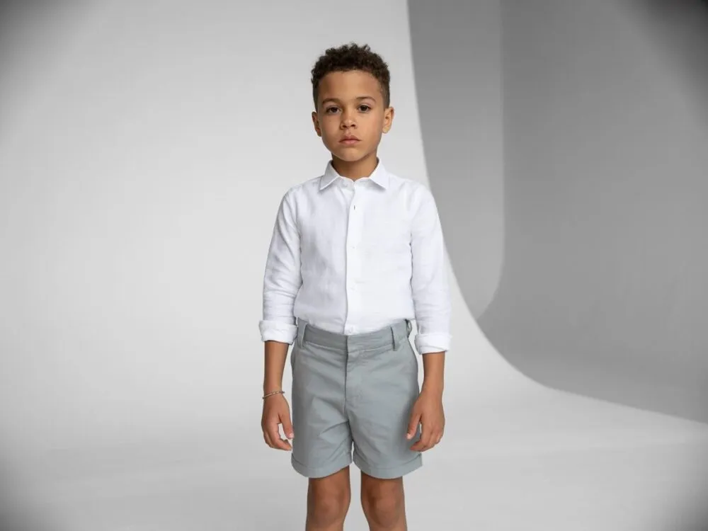 Stylizacje z białą bluzką dla chłopca