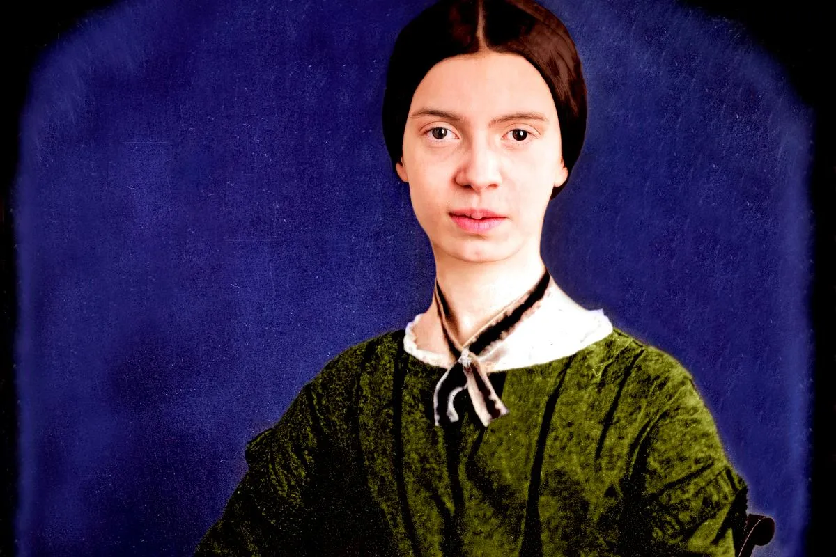 Portret Emily Dickinson, kt&oacute;ra inspiruje do pisania wierszy. Jej spojrzenie jest przenikliwe, a str&oacute;j z epoki podkreśla jej indywidualność.