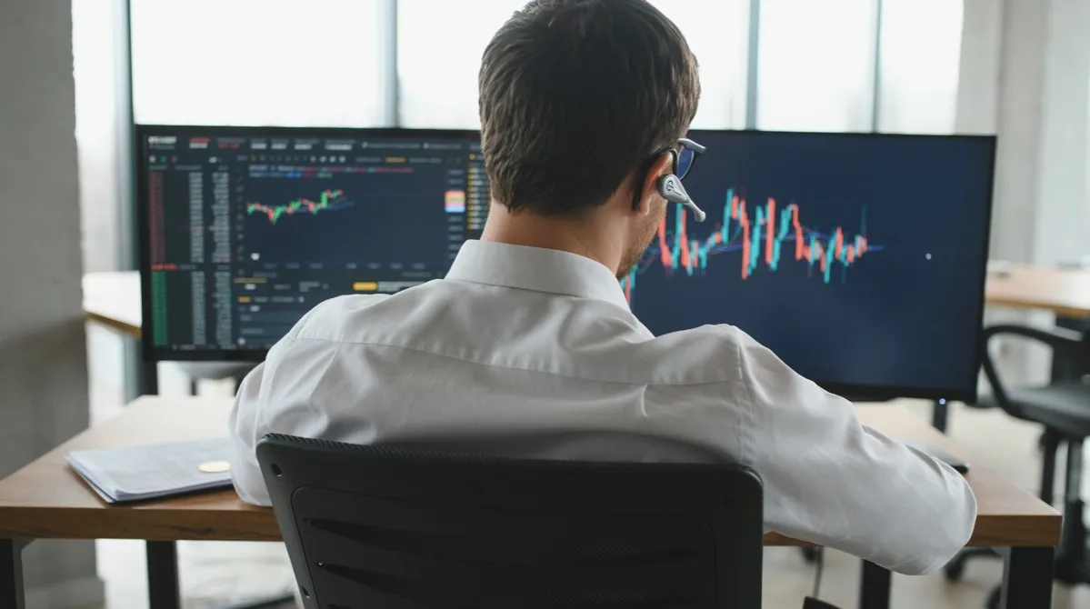 osoba ucząca się inwestowania laptop