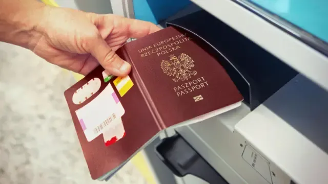 Paszport polski z pieczątkami