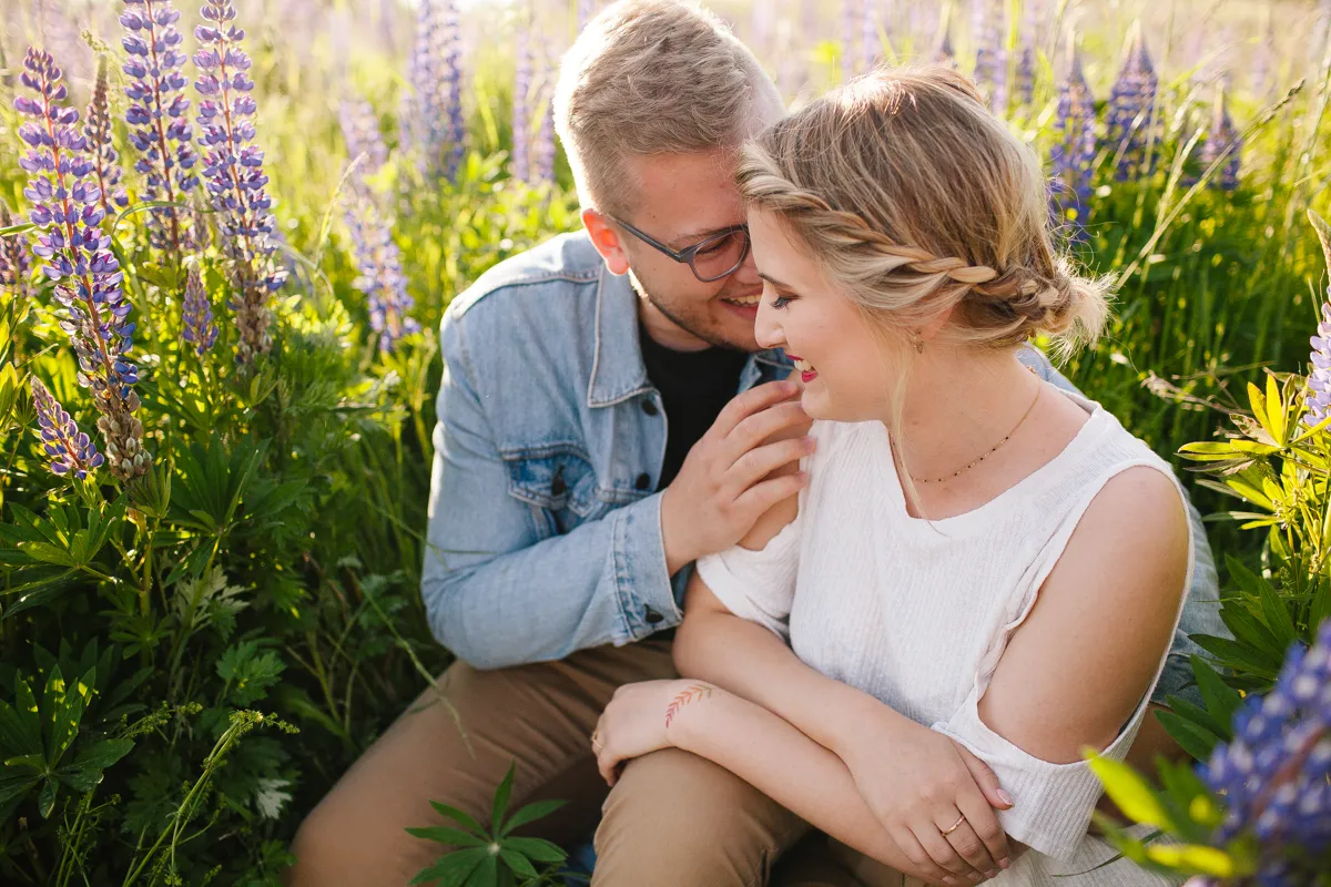 Para młoda rozmawiająca z fotografem ślubnym, notatki, checklisty
