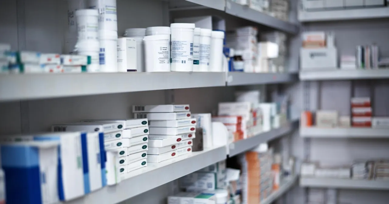 apteka p&oacute;łki z lekami bez recepty