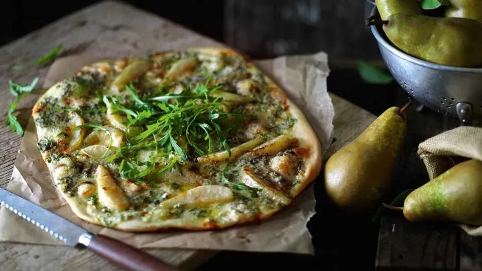 pizza wegetariańska z gruszką i serem pleśniowym