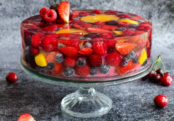 Sernik na zimno z galaretką i owocami