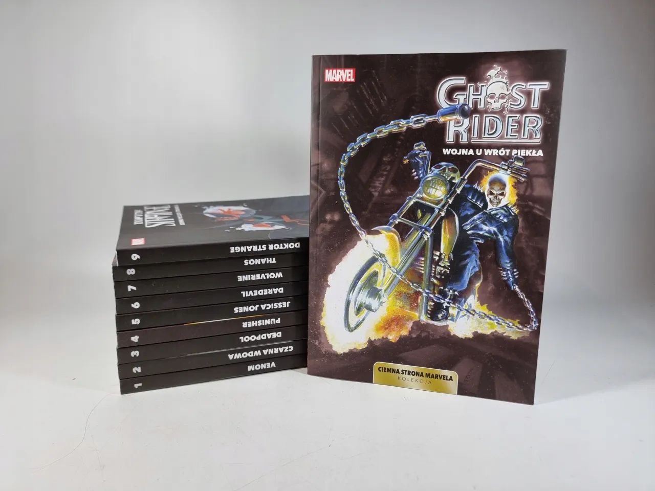 Stos komiksów Marvela, w tym