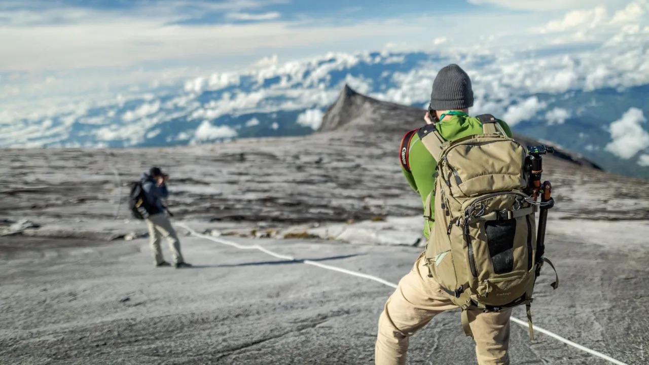 R&oacute;żne typy podr&oacute;żnik&oacute;w: plecak, leżak, aparat fotograficzny, mapa